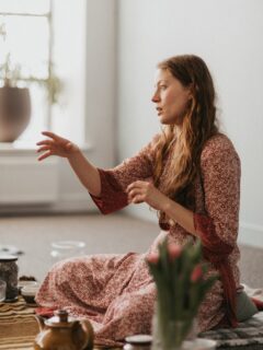 Kahe inspiratsioonipäeva jooksul juhtus midagi väga erilist✨

Me tulime kokku erinevate lugude, teekondade ja mõtetega ning lõime ruumi, kus oli päriselt turvaline jagada. Räägiti unistustest, sügavatest taipamistest ja sellest, mis meid kõiki Little Bridge Foundationi juurde on toonud. 
Üks hetk tulid välja ka taskurätikud… ja see on ainult märk sellest, et ruum oli hoitud ja päris🫶

Nagu Henessi hiljem meie ägedatele naistele ütles: “Ma tänan teid - sain teilt palju rõõmu ja usku ja usaldust. Elu ise loob seda kõike ja mina saan lihtsalt põnevusega vaadata, kuhu me koos välja jõuame.”

Aitäh kõigile, kes tulid ja lubasid end sellesse kogukonda koondada. See on alles algus, aga juba praegu on tunda, et koos saab sellest teekonnast midagi väga viljakat ja erilist🌱

Ahh, kui tore on teiega koos looma hakata! 

Aitäk kallid @yksmaja ja @joogaruum 🙏🏼🥹
Ja aitäh @hanna.o.bender ja Dreisy piltide eest, ja armas @satu.ee meile kokkamast 💕