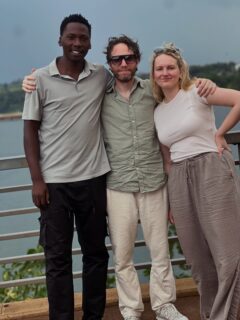 Meie tiimi Hanna ja Gidon on jõudnud Ugandasse ja meie kohalik boss ja vend Mugonzi neil juba vastas! 🇺🇬🥹☀️

Saad nende seiklusel silma peal hoida järgnevatel päevadel! Nii suur rõõm, et saame jälle kohapealt emotsioone ja lugusid jagada!
