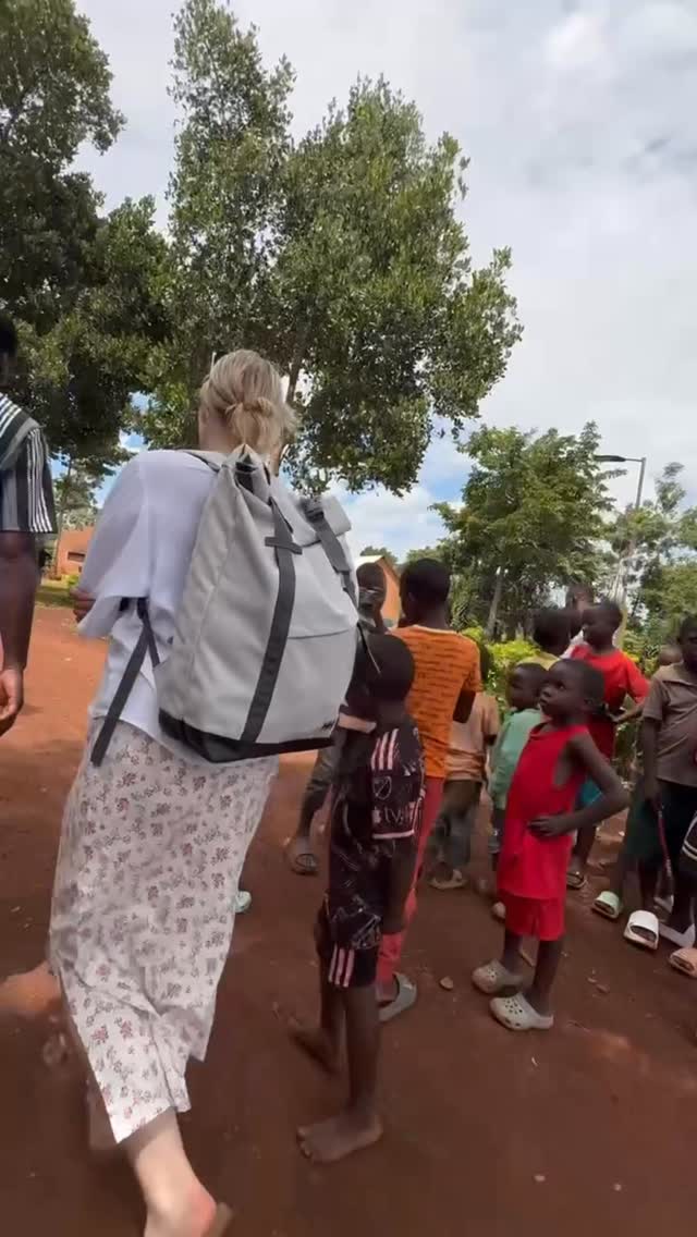 UGANDA VLOG ALUSTAB! ☀️🤍

Meie tiimiliikmed Hanna ja Gidon on jõudnud lastekodusse ja järgnevatel päevadel jagame teiega meie Uganda igapäevaelu! 

Tervitused kõigile, kes on olnud selle rohelise ja rõõmsa lastekodu sirgumise taga - iga väike annetus on selle koha loonud 🧚🏻