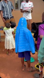 Aitäh @apollo.raamatud ja @uuskasutuskeskus kes aitasid meil lastekodusse saata armsaid raamatuid, vihmahooajaks soojasid kampsuneid, koolikotte ja muud olulist! 😊🥹 
Et Muumioru Lood ka Ugandas laineid lööks! 🥰🥰🥰
